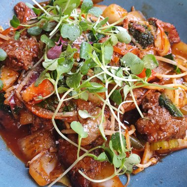 Karıştır - sebze ve fesleğen yapraklı kızarmış domuz eti