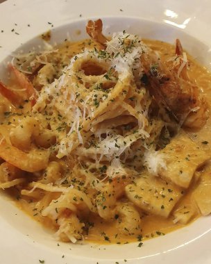 somon ve sebzeli makarna