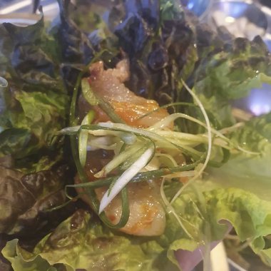 Karides, marul, domates ve soğanlı salata..