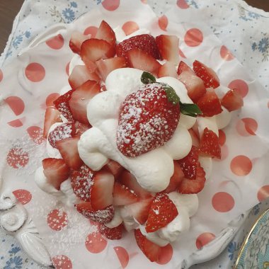 Kremalı taze çilek.