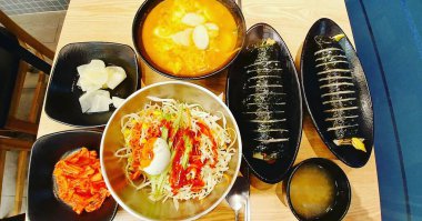 Lezzetli Asya yemeklerinin yakın görüntüsü