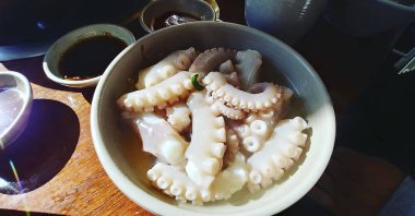 Soslu ve sebzeli kızarmış balık.