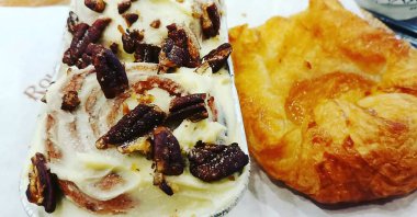 Krem şantili ve tarçınlı lezzetli çikolatalı pasta.