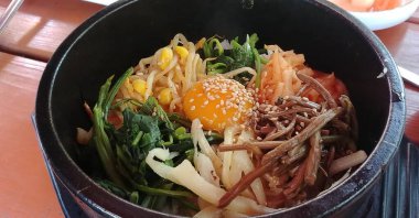 Kore yemeği, yumurta ve sebzeli kızarmış erişte.