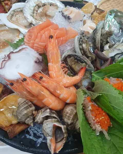 buz üstünde taze deniz ürünleri