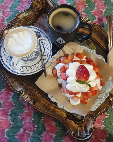 Çilekli dondurma ve kahve.