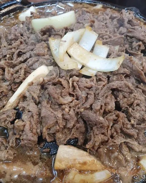 Biftek yahnisini kaseye koy.