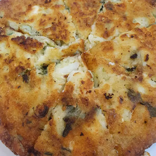 Beyaz arka planda pizza.