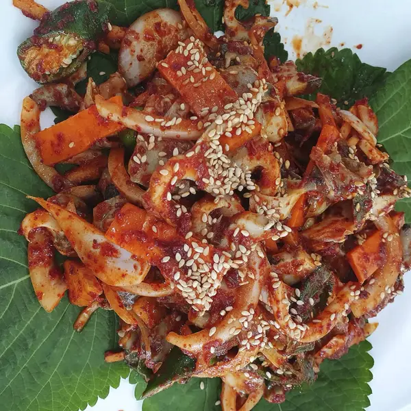 Kızarmış pilav ve deniz ürünleri.