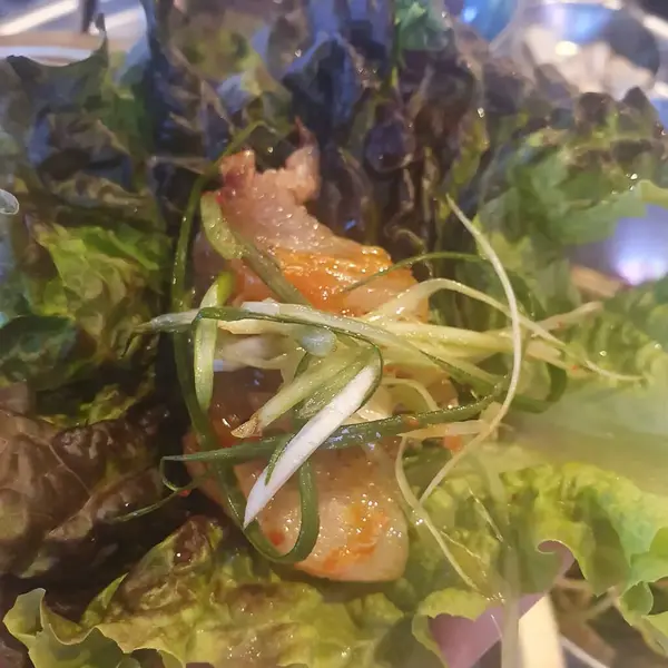 Karides, marul, domates ve soğanlı salata..