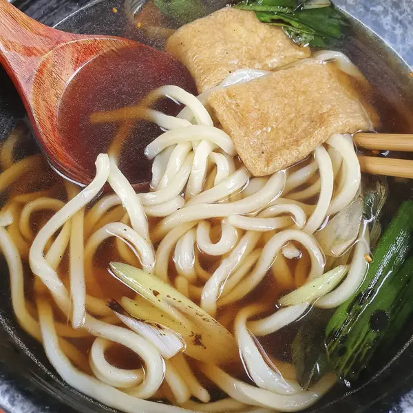 Lezzetli Asya yemeklerinin yakın görüntüsü