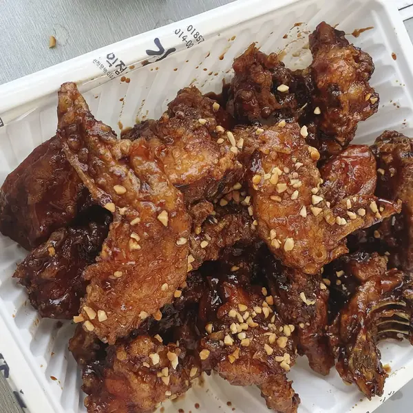 Susamlı ızgara tavuk kanadı.