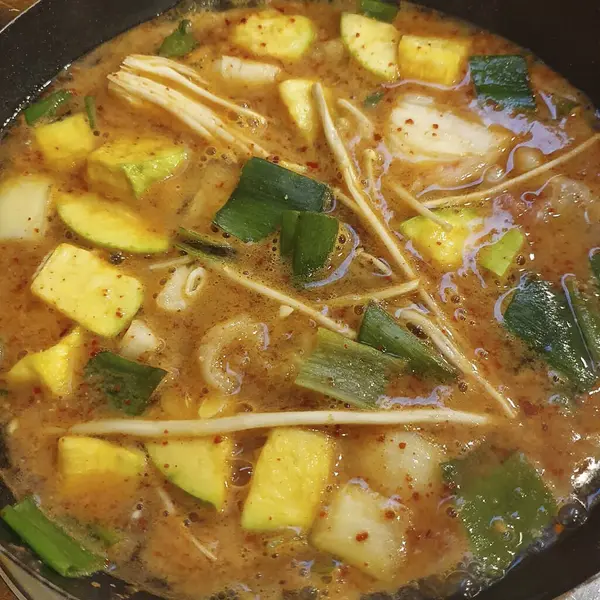 Lezzetli Asya yemeklerinin yakın görüntüsü