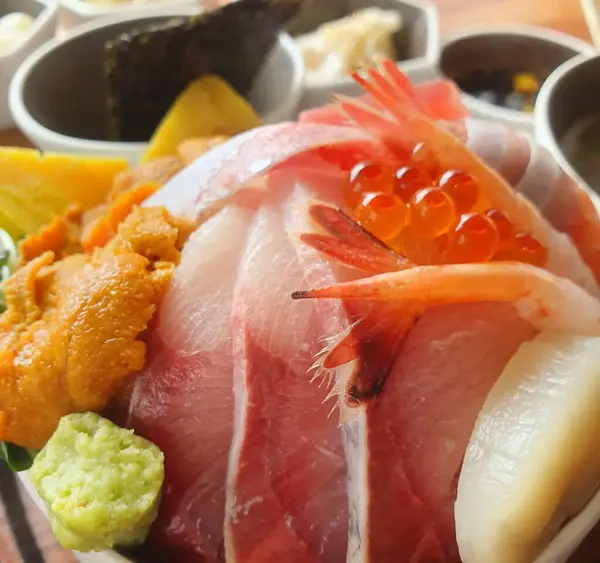 Masada taze deniz ürünleri var.