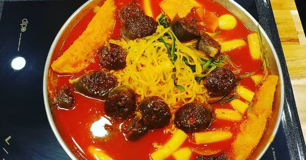 Lezzetli Asya yemeklerinin yakın görüntüsü