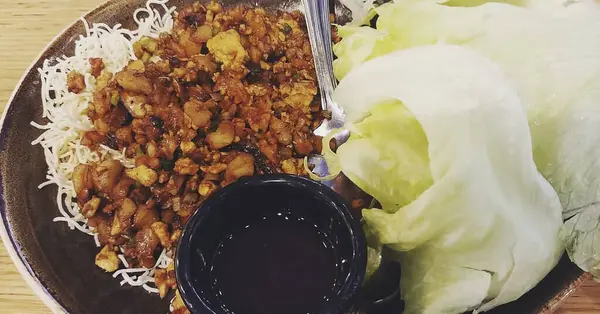 Sebzeli ve soslu kızarmış pirinç.