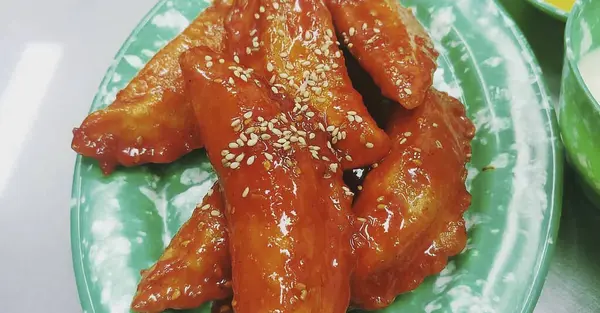 Soslu ve sebzeli kızarmış tavuk kanadı.