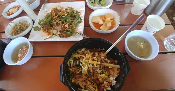 Lezzetli Asya yemeklerinin yakın görüntüsü