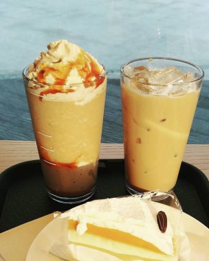 İçkili cam bardakta dondurma.