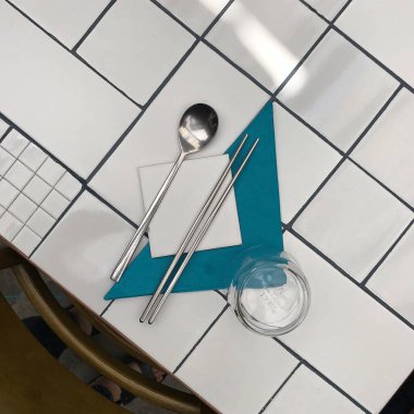 boş kağıt ve çatal