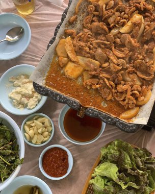 Sebzeli ve baharatlı kızarmış tavuk.