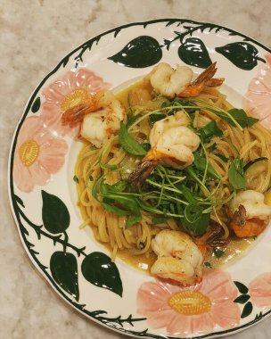 Spagetti ve fesleğenli karides.