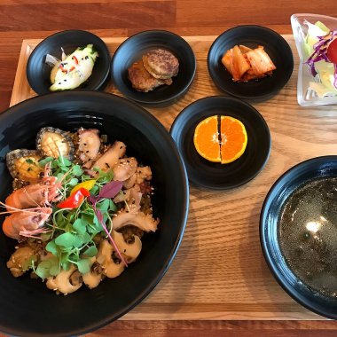 Bir tabak balığın mutfak fotoğrafı.