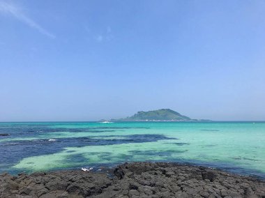 Mavi gökyüzü olan güzel tropikal plaj