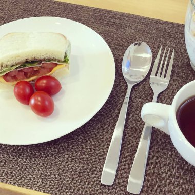 Bir fincan çayla birlikte bir tabağın mutfak fotoğrafı.