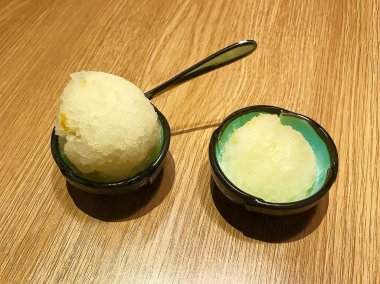 Bir kase dondurmalı dondurma.