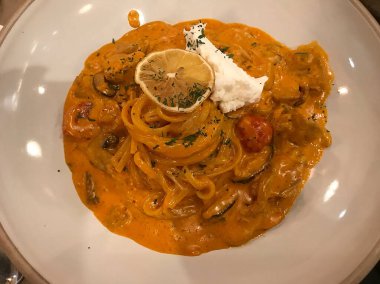 Masada tavuk ve sebzeli spagetti.