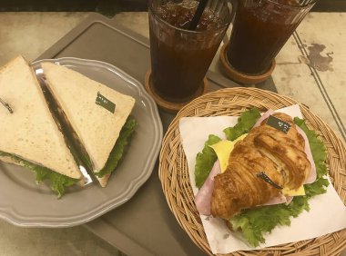 Peynirli ve salatalı taze kruvasan.