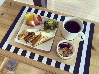 Lezzetli taze sağlıklı kahvaltı masada.