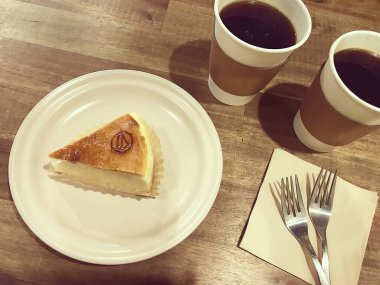 Kahveli lezzetli pasta ve ahşap arka planda çikolata.