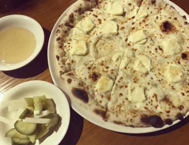 Peynirli ve domates soslu pizza.