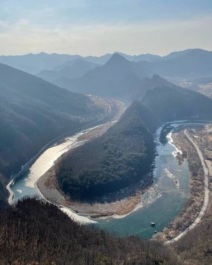 Dağlardaki nehir manzarası