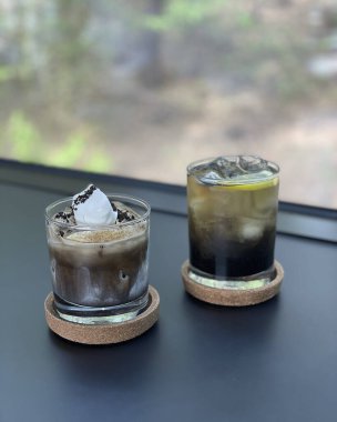 Buzlu kahve fincanı ve kahve çekirdeği.