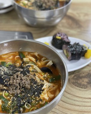 Tavuklu erişte ve sebze ahşap masada.