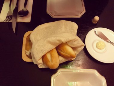 Ekmek ve yumurtalı kahvaltı.