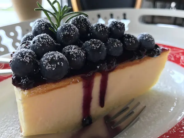 Bir parça nane ve yaban mersinli yaban mersinli cheesecake..