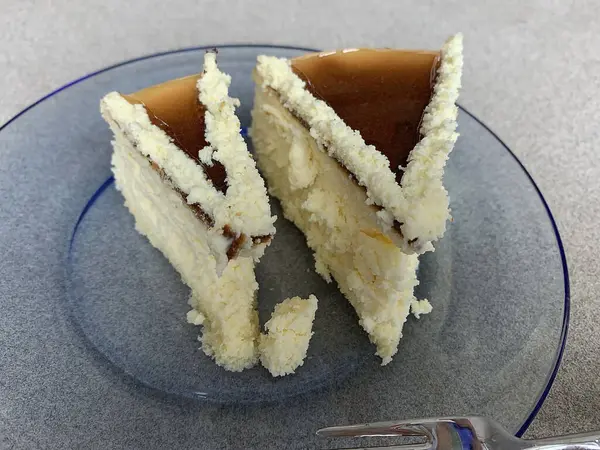Çikolatalı ve çatallı cheesecake.