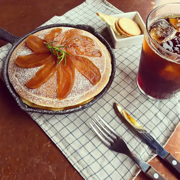 Reçelli turta ve masada kahve.