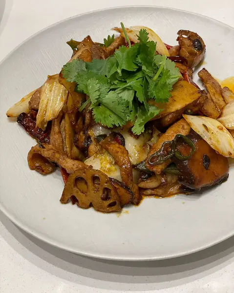 Sebzeli ve baharatlı kızarmış tavuk.