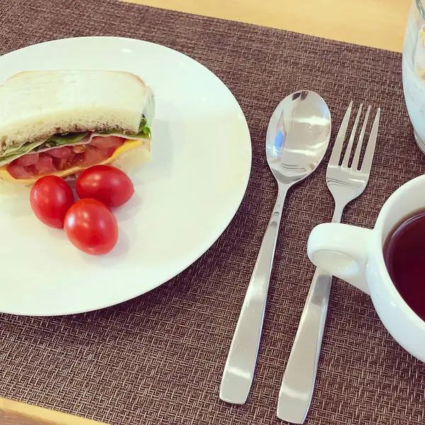 Bir fincan çayla birlikte bir tabağın mutfak fotoğrafı.