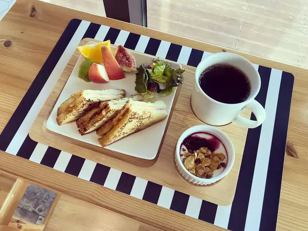 Lezzetli taze sağlıklı kahvaltı masada.