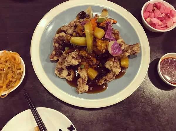 Lezzetli Asya yemeklerinin yakın görüntüsü