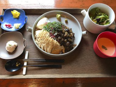 Lezzetli Asya yemeklerinin yakın görüntüsü