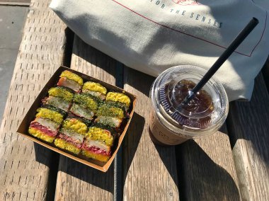 Somon, sebze ve peynirli suşi.