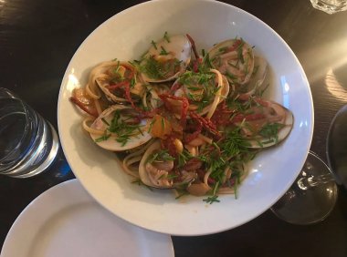 etli, sebzeli ve baharatlı makarna.