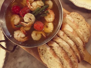 Restoran deniz ürünleri çorbası